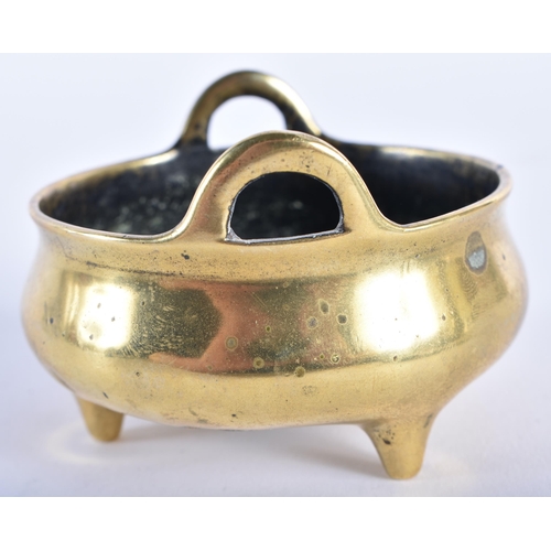 1062 - A MINIATURE 18TH/19TH CENTURY CHINESE TWIN HANDLED BRONZE CENSER bearing Xuande marks to base. 113 g... 