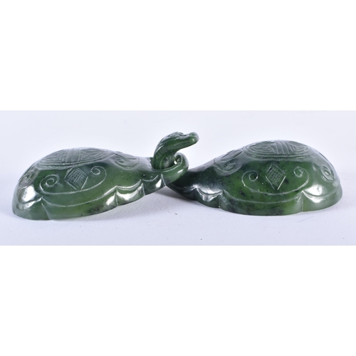 1067 - AN 18TH/19TH CENTURY CHINESE CARVED SPINACH JADE BELT HOOK Late Qianlong/Jiaqing. 14 cm wide.