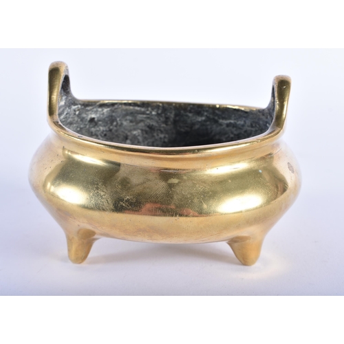 1069 - A SMALL 18TH/19TH CENTURY CHINESE TWIN HANDLED BRONZE CENSER bearing Xuande marks to base. 527 grams... 