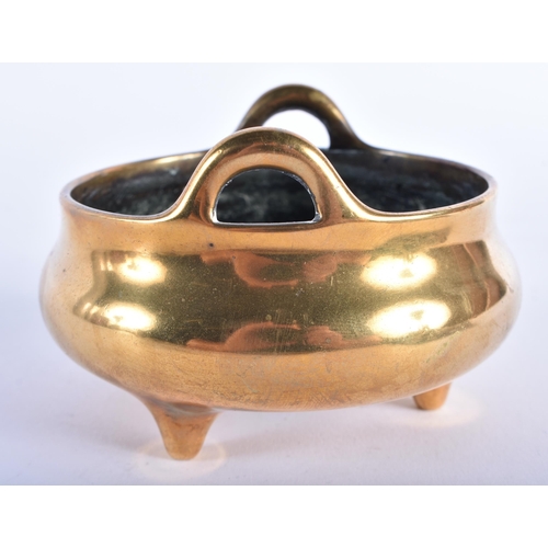 1092 - A SMALL 18TH/19TH CENTURY CHINESE TWIN HANDLED BRONZE CENSER bearing Xuande marks to base. 320 grams... 