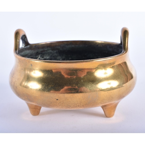 1092 - A SMALL 18TH/19TH CENTURY CHINESE TWIN HANDLED BRONZE CENSER bearing Xuande marks to base. 320 grams... 