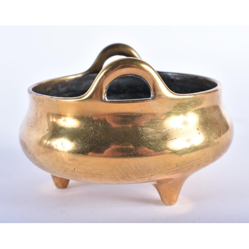 1092 - A SMALL 18TH/19TH CENTURY CHINESE TWIN HANDLED BRONZE CENSER bearing Xuande marks to base. 320 grams... 