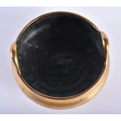 1092 - A SMALL 18TH/19TH CENTURY CHINESE TWIN HANDLED BRONZE CENSER bearing Xuande marks to base. 320 grams... 