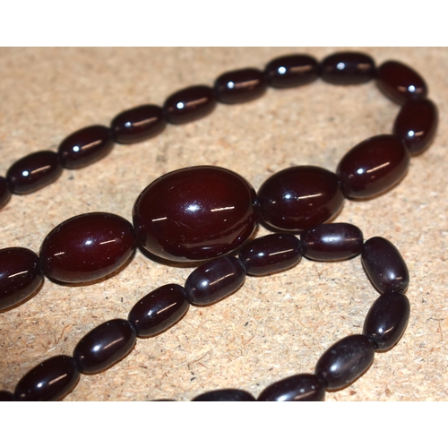 1102 - Vintage cherry Bakelite graduated necklace with internal streaking.  47cm long, weight 47g, largest ... 