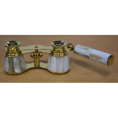 1114 - A PAIR OF MOTHER OF PEARL OPERA GLASSES. 18 cm x 8 cm extended.