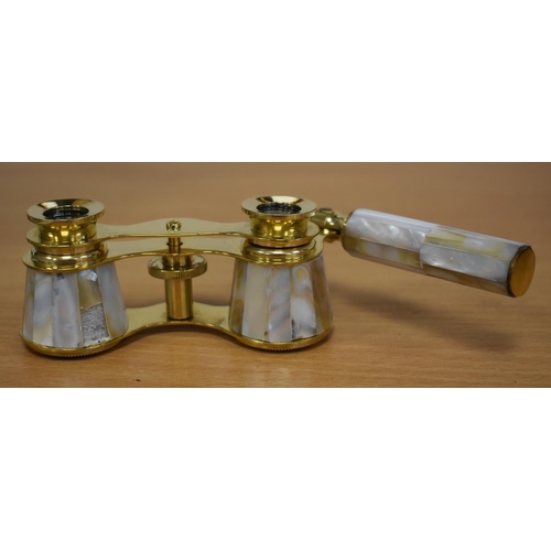 1131 - A PAIR OF MOTHER OF PEARL OPERA GLASSES. 18 cm x 8 cm extended.