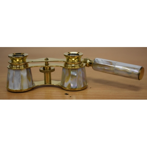 1139 - A PAIR OF MOTHER OF PEARL OPERA GLASSES. 18 cm x 8 cm extended.