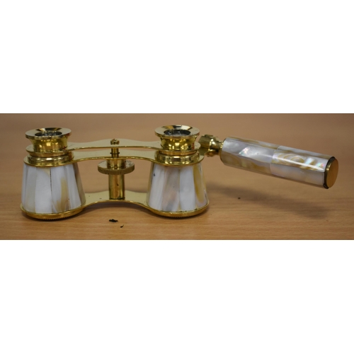 1140 - A PAIR OF MOTHER OF PEARL OPERA GLASSES. 18 cm x 8 cm extended.