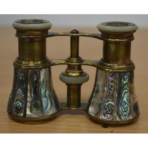 1141 - A PAIR OF MOTHER OF PEARL OPERA GLASSES. 10 cm x 8 cm.