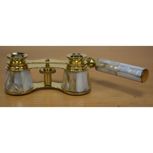 1143 - A PAIR OF MOTHER OF PEARL OPERA GLASSES. 18 cm x 8 cm extended.