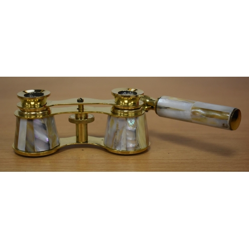 1144 - A PAIR OF MOTHER OF PEARL OPERA GLASSES. 18 cm x 8 cm extended.