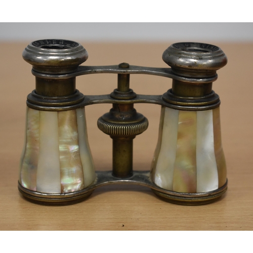 1146 - A PAIR OF MOTHER OF PEARL OPERA GLASSES. 10 cm x 8 cm.