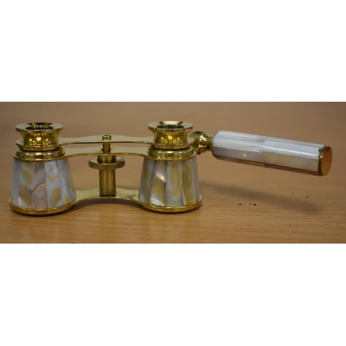 1147 - A PAIR OF MOTHER OF PEARL OPERA GLASSES. 18 cm x 8 cm extended.