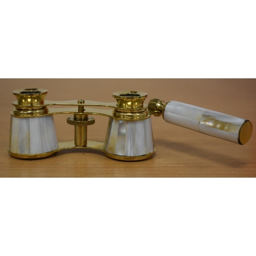 1148 - A PAIR OF MOTHER OF PEARL OPERA GLASSES. 18 cm x 8 cm extended.