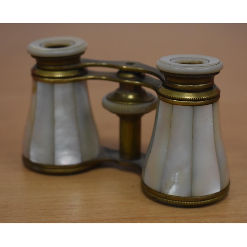 1165 - A PAIR OF MOTHER OF PEARL OPERA GLASSES. 10 cm x 8 cm.