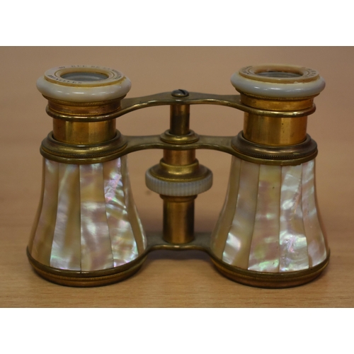 1176 - A PAIR OF MOTHER OF PEARL OPERA GLASSES. 10 cm x 8 cm.