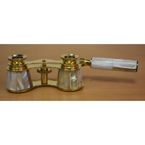 1187 - A PAIR OF MOTHER OF PEARL OPERA GLASSES. 18 cm x 8 cm extended.