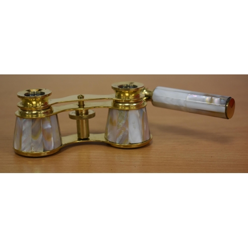 1195 - A PAIR OF MOTHER OF PEARL OPERA GLASSES. 18 cm x 8 cm extended.