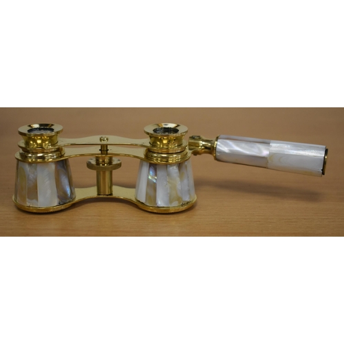 1198 - A PAIR OF MOTHER OF PEARL OPERA GLASSES. 18 cm x 8 cm extended.