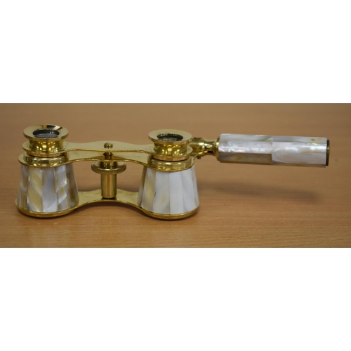 1199 - A PAIR OF MOTHER OF PEARL OPERA GLASSES. 18 cm x 8 cm extended.