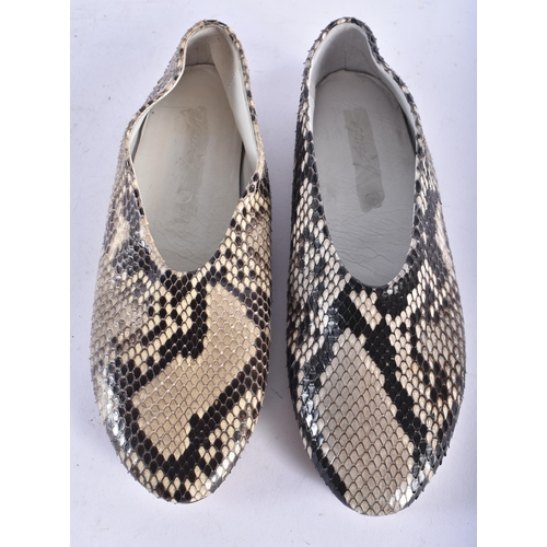 619 - A PAIR OF ITALIAN PYTHON MARSELL DESIGNER SHOES. Size 36. 26 cm long.