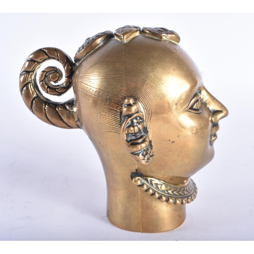 635 - AN UNUSUAL 19TH CENTURY INDIAN BRONZE HINDU HEAD with unusual scrolling handle hairpiece. 10 cm x 10... 