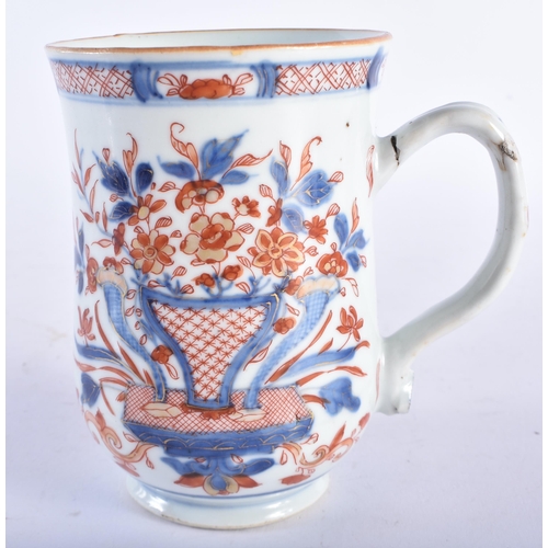 647 - A 17TH/18TH CENTURY CHINESE IMARI PORCELAIN TANKARD Kangxi/Yongzheng. 13 cm high.