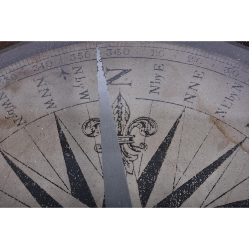 661 - AN UNUSUAL EARLY 20TH CENTURY OAK TABLE TOP COMPASS. 20 cm diameter.