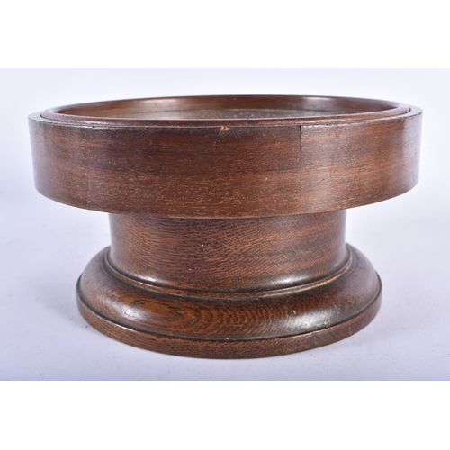 661 - AN UNUSUAL EARLY 20TH CENTURY OAK TABLE TOP COMPASS. 20 cm diameter.