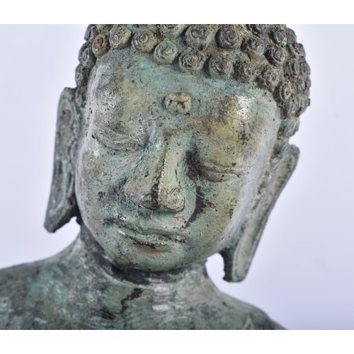 672 - AN ANTIQUE SOUTH EAST ASIAN BRONZE BUDDHA. 28 cm x 15 cm.