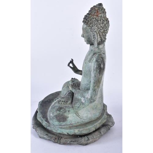 672 - AN ANTIQUE SOUTH EAST ASIAN BRONZE BUDDHA. 28 cm x 15 cm.