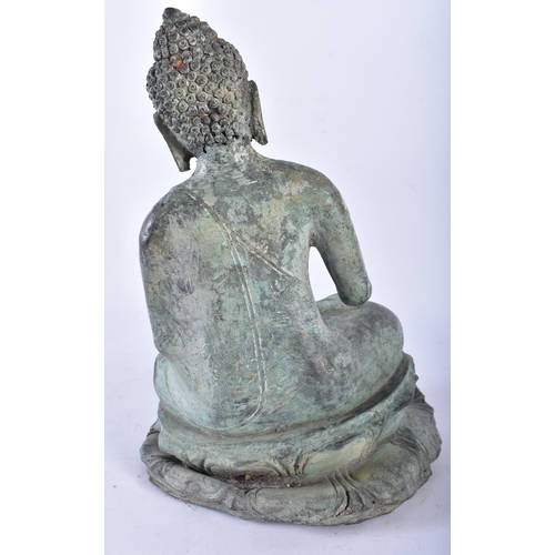 672 - AN ANTIQUE SOUTH EAST ASIAN BRONZE BUDDHA. 28 cm x 15 cm.