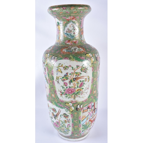 725 - A LARGE 19TH CENTURY CHINESE CANTON FAMILLE ROSE PORCELAIN GARLIC NECK VASE Qing, painted with figur... 