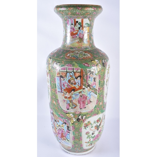 725 - A LARGE 19TH CENTURY CHINESE CANTON FAMILLE ROSE PORCELAIN GARLIC NECK VASE Qing, painted with figur... 