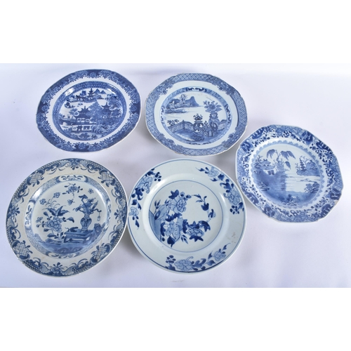 741 - A GROUP OF THIRTEEN 18TH CENTURY CHINESE EXPORT BLUE AND WHITE PORCELAIN PLATES Qianlong. 23 cm wide... 