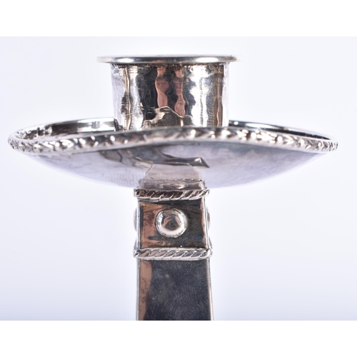 762 - 2 x ARTS & CRAFTS .925 sterling hammered candlesticks. Birmingham 1911. 602 grams overall. 19.5 cm h... 