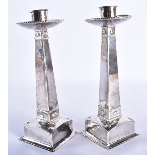 762 - 2 x ARTS & CRAFTS .925 sterling hammered candlesticks. Birmingham 1911. 602 grams overall. 19.5 cm h... 