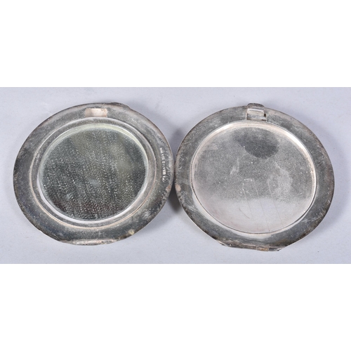 833 - Chinese Export Silver Compact with broken hinge.  Stamped Wai Kee 90.  6.7cm x 1.3cm, weight 80.2g