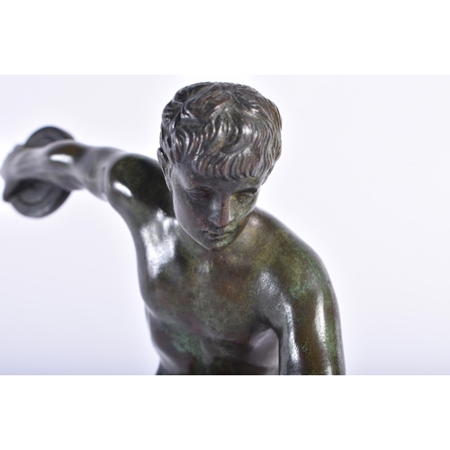 851 - A 19TH CENTURY EUROPEAN GRAND TOUR BRONZE FIGURE OF A DISCUS THROWER. 25 cm high.