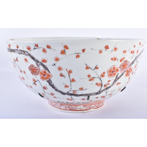 861 - A LARGE 18TH CENTURY JAPANESE EDO PERIOD KAKIEMON BOWL painted with flowers. 23 cm wide.