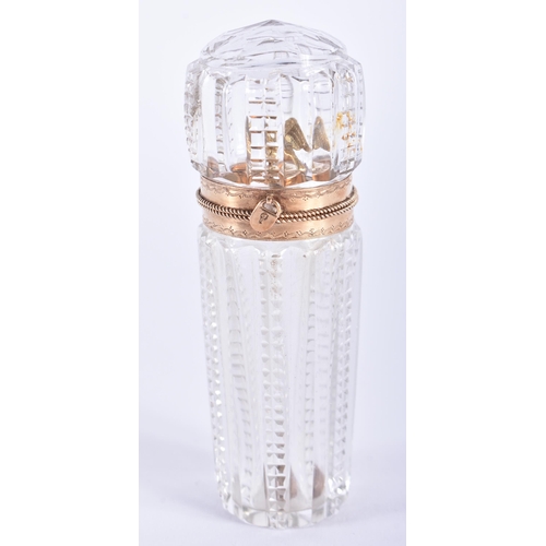 905 - A MID 19TH CENTURY FRENCH 18CT GOLD AND CRYSTAL GLASS SCENT BOTTLE. 9 cm high.  WE ARE UNABLE TO OFF... 