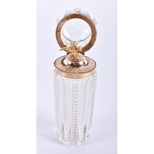 905 - A MID 19TH CENTURY FRENCH 18CT GOLD AND CRYSTAL GLASS SCENT BOTTLE. 9 cm high.  WE ARE UNABLE TO OFF... 