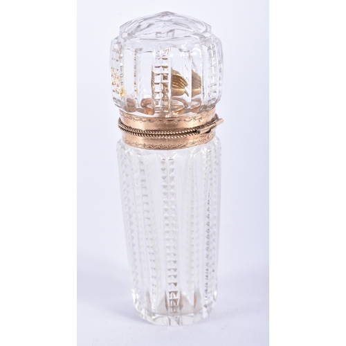 905 - A MID 19TH CENTURY FRENCH 18CT GOLD AND CRYSTAL GLASS SCENT BOTTLE. 9 cm high.  WE ARE UNABLE TO OFF... 