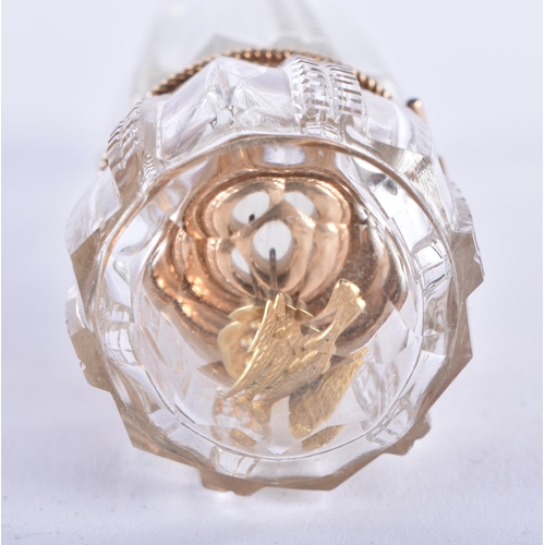 905 - A MID 19TH CENTURY FRENCH 18CT GOLD AND CRYSTAL GLASS SCENT BOTTLE. 9 cm high.  WE ARE UNABLE TO OFF... 