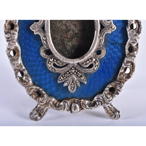 906 - AN ANTIQUE RUSSIAN SILVER AND BLUE ENAMEL MINIATURE PHOTOGRAPH FRAME. 47 grams. 6.5 cm x 5.5 cm.