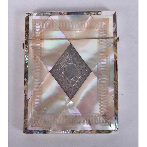 913 - AN ANTIQUE MOTHER OF PEARL CARD CASE. 11.5 cm x 8 cm.