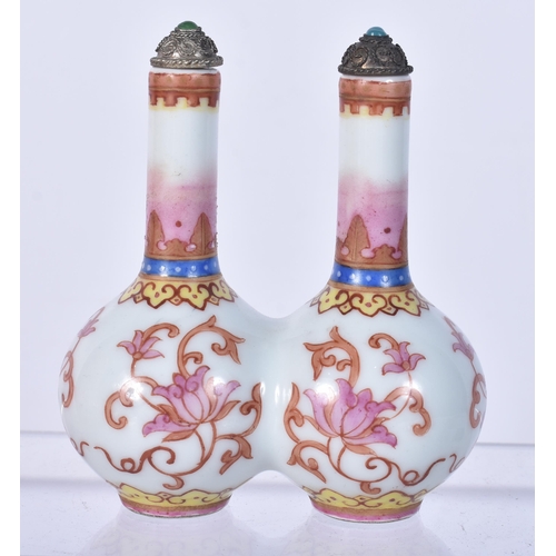 922 - AN EARLY 20TH CENTURY CHINESE PORCELAIN DOUBLE SNUFF BOTTLE Late Qing. 9 cm x 6.5 cm.