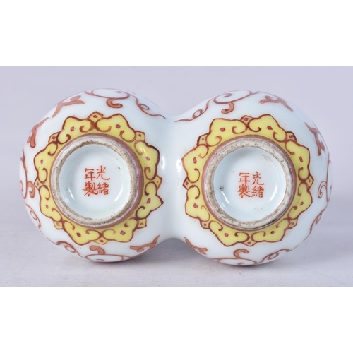 922 - AN EARLY 20TH CENTURY CHINESE PORCELAIN DOUBLE SNUFF BOTTLE Late Qing. 9 cm x 6.5 cm.