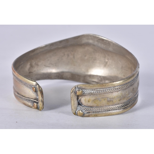 925 - AN ANTIQUE MIDDLE EASTERN WHITE METAL AND LAPIS LAZULI BANGLE. 28 grams. 7 cm wide.