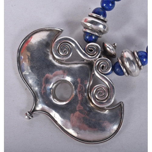 927 - A MIDDLE EASTERN SILVER AND LAPIS LAZULI NECKLACE. 86 grams. 48 cm long.